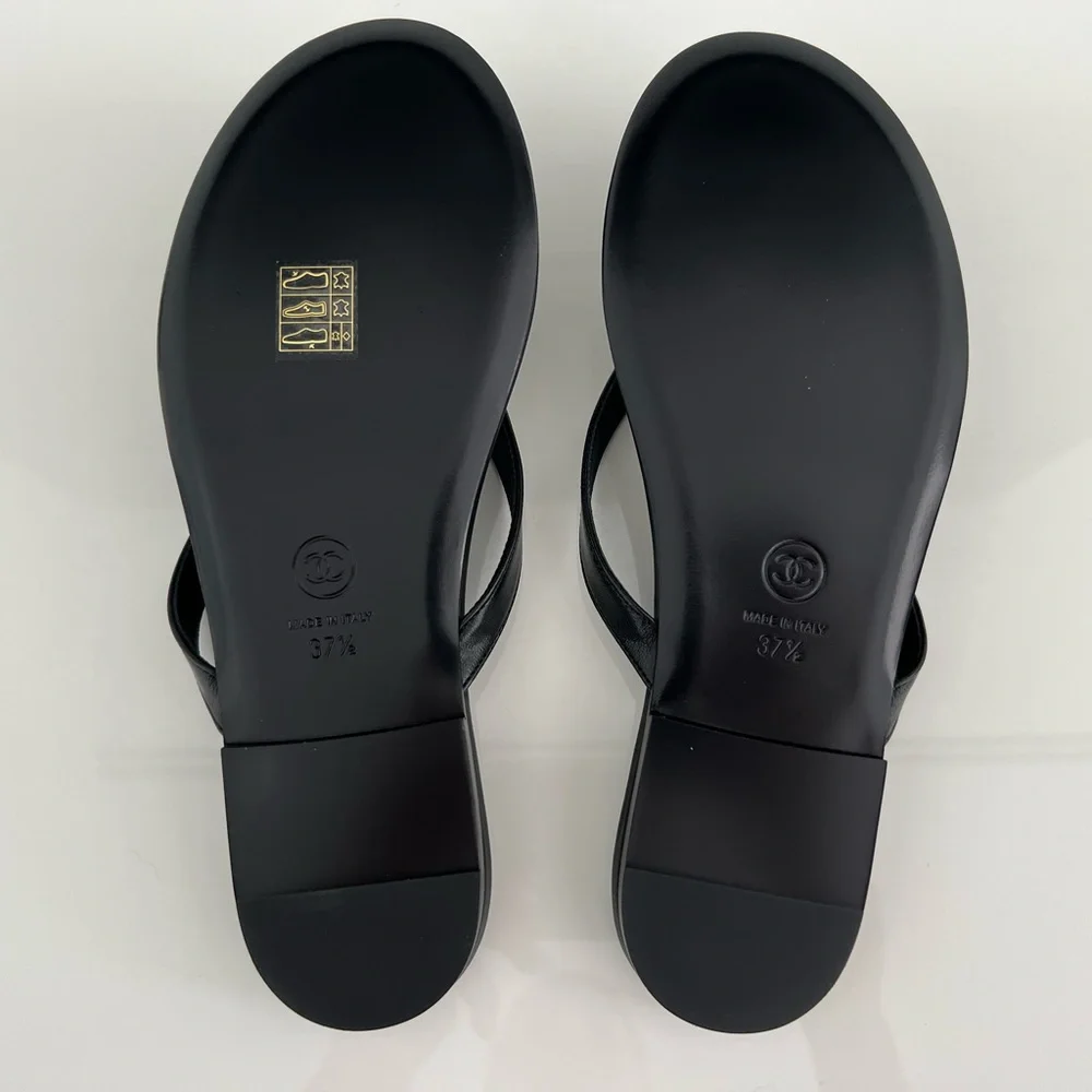 CHANEL 25A CC CRYSTAL BLACK LEATHER THONG SANDALS SIZE IT 37.5 / US 7.5 NIB!